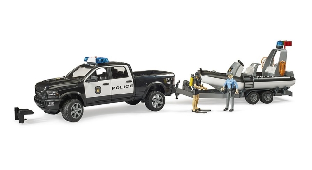 Bruder RAM 2500 Police Pickup met L+S Module, trailer en boot (02507)