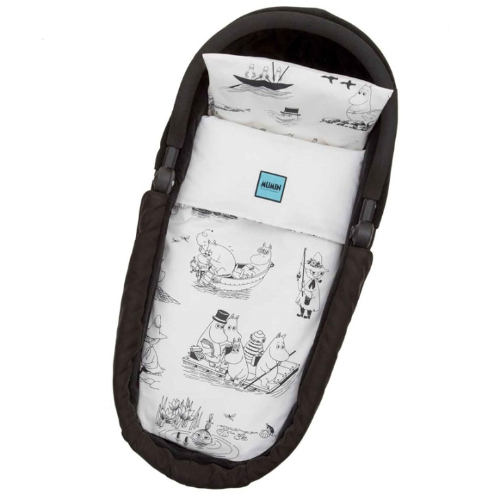 Rätt Start Påslakanset Mumin Skärgåd. Vagn in de groep SPEELGOED, KINDER- & BABYPRODUCTEN / Kindertextiel / Beddengoed / Bedsets voor kinderwagens bij TP E-commerce Nordic AB (38-76088)