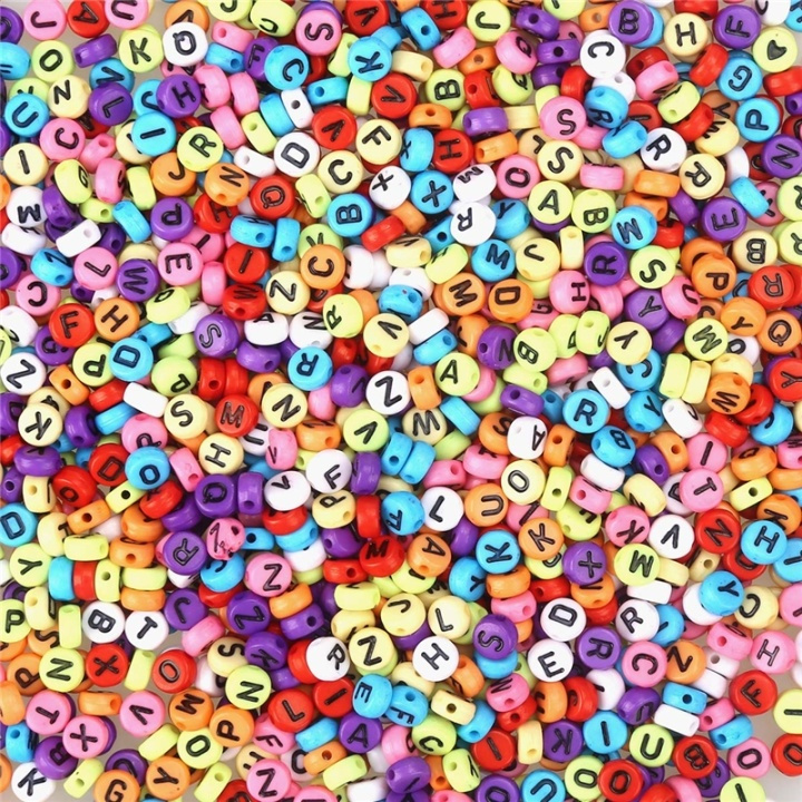 200 kralen met letters, kleur in de groep SPEELGOED, KINDER- & BABYPRODUCTEN / Speelgoed / Ambachten bij TP E-commerce Nordic AB (38-80829)