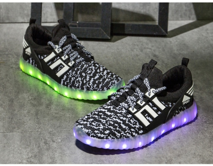 LED Sneakers met veters maat 29, Zwart in de groep SPORT, VRIJE TIJD & HOBBY / Accessoires / Overige accessoires bij TP E-commerce Nordic AB (38-82173)