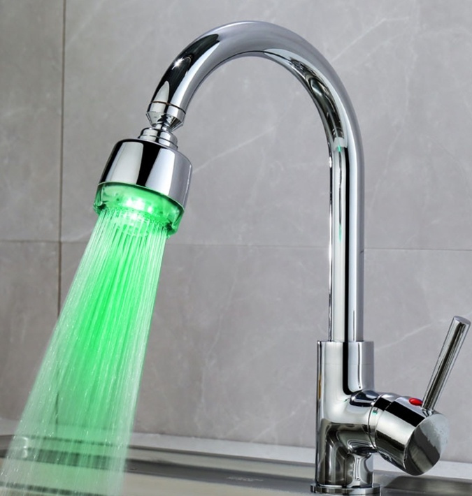 LED-mondstuk voor douche/keuken met 7 verschillende kleuren, Temperatuurgestuurd in de groep SPORT, VRIJE TIJD & HOBBY / Leuke dingen / Handige spullen bij TP E-commerce Nordic AB (38-82641)