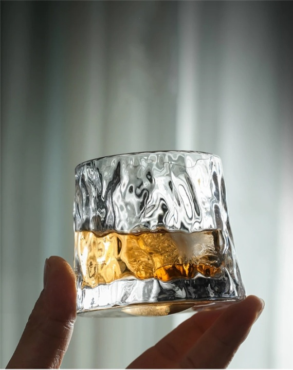 Gekanteld whiskyglas, gehamerd glas in de groep HUISHOUDEN & TUIN / Keukengerei / Wijn- & Drankaccessoires bij TP E-commerce Nordic AB (38-82739)
