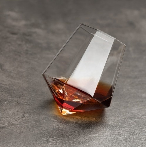 9-kantigt lutande whiskeyglas in de groep HUISHOUDEN & TUIN / Keukengerei / Wijn- & Drankaccessoires bij TP E-commerce Nordic AB (38-82740)