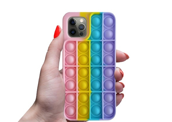 Mobiele cover met Pop it toy voor iPhone 12/12 Pro, Rainbow in de groep SMARTPHONE & TABLETS / Mobielbescherming / Apple / Hobbykleuren bij TP E-commerce Nordic AB (38-83007)