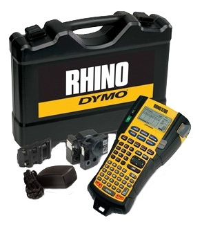 DYMO RhinoPRO 5200 märkmaskin, kit med väska in de groep COMPUTERS & RANDAPPARATUUR / Printers & Accessoires / Printers / Label machines & Accessoires / Schrijven & Accessoires bij TP E-commerce Nordic AB (38-93520)