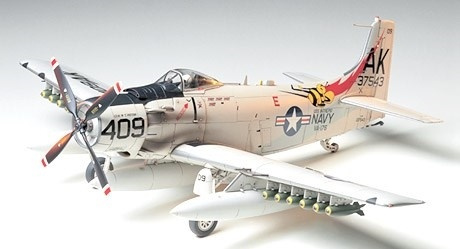 Tamiya 1/48 DOUGLAS A1H SKYRAIDER in de groep SPORT, VRIJE TIJD & HOBBY / Hobby / Kunststof modellen / Vliegtuigen/helikopters bij TP E-commerce Nordic AB (A06220)