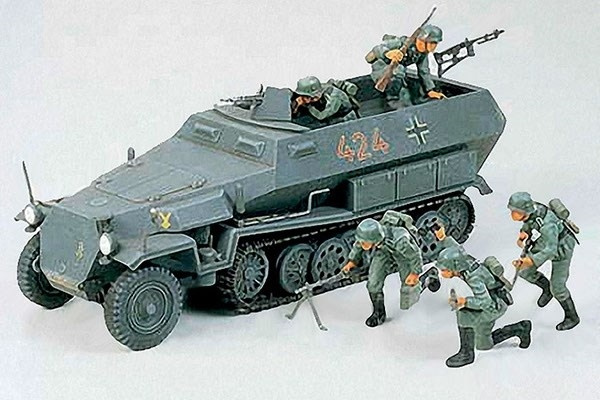 Tamiya 1/35 HANOMAG SDKFZ 251/1 in de groep SPORT, VRIJE TIJD & HOBBY / Hobby / Kunststof modellen / Militaire voertuigen (land) bij TP E-commerce Nordic AB (A06247)