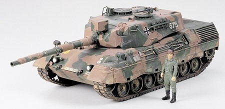 Tamiya 1/35 LEOPARD A4 in de groep SPORT, VRIJE TIJD & HOBBY / Hobby / Kunststof modellen / Militaire voertuigen (land) bij TP E-commerce Nordic AB (A06274)