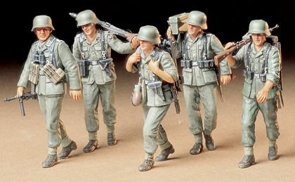 Tamiya 1/35 GERMAN MACHINE GUN CREW in de groep SPORT, VRIJE TIJD & HOBBY / Hobby / Kunststof modellen / Figuren bij TP E-commerce Nordic AB (A06297)