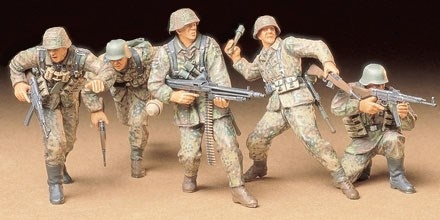 Tamiya 1/35 TYSK FRONTLINE INFANTRYMEN in de groep SPORT, VRIJE TIJD & HOBBY / Hobby / Kunststof modellen / Figuren bij TP E-commerce Nordic AB (A06308)