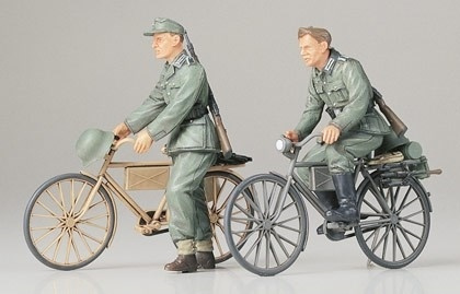 Tamiya 1/35 TYSKE SOLDATER M/CYKLER in de groep SPORT, VRIJE TIJD & HOBBY / Hobby / Kunststof modellen / Militaire voertuigen (land) bij TP E-commerce Nordic AB (A06332)