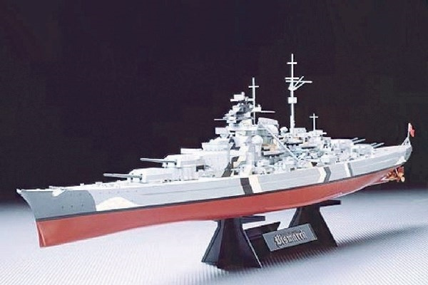 Tamiya 1/350 BISMARCK 1 in de groep SPORT, VRIJE TIJD & HOBBY / Hobby / Kunststof modellen / Schepen bij TP E-commerce Nordic AB (A06368)