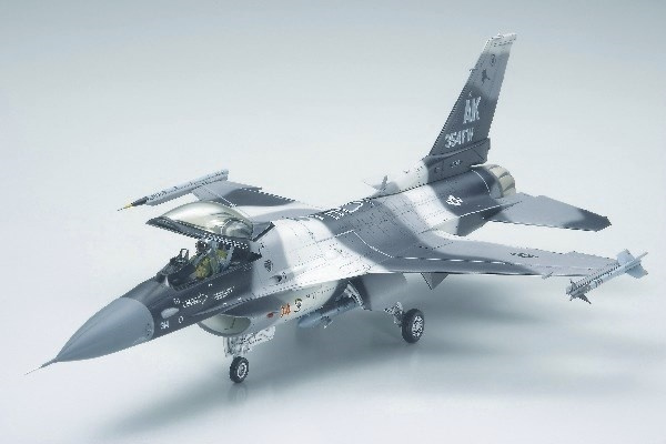 Tamiya 1/48 F-16C/N Aggressor / Adversary in de groep SPORT, VRIJE TIJD & HOBBY / Hobby / Kunststof modellen / Vliegtuigen/helikopters bij TP E-commerce Nordic AB (A06462)