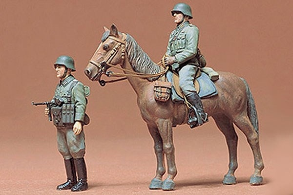 Tamiya 1/35 German Mounted Infantry in de groep SPORT, VRIJE TIJD & HOBBY / Hobby / Kunststof modellen / Militaire voertuigen (land) bij TP E-commerce Nordic AB (A06519)