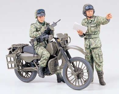 Tamiya 1/35 JGSDF Motorcycle Recon. Set in de groep SPORT, VRIJE TIJD & HOBBY / Hobby / Kunststof modellen / Militaire voertuigen (land) bij TP E-commerce Nordic AB (A06570)