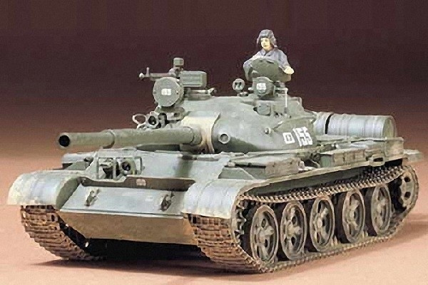 Tamiya 1/35 Russian T-62A Tank in de groep SPORT, VRIJE TIJD & HOBBY / Hobby / Kunststof modellen / Militaire voertuigen (land) bij TP E-commerce Nordic AB (A06686)