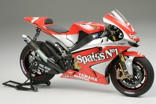 Tamiya 1/12 Yamaha YZR-M1 \'04 No.7/No.33 in de groep SPORT, VRIJE TIJD & HOBBY / Hobby / Kunststof modellen / Motorfietsen bij TP E-commerce Nordic AB (A07426)