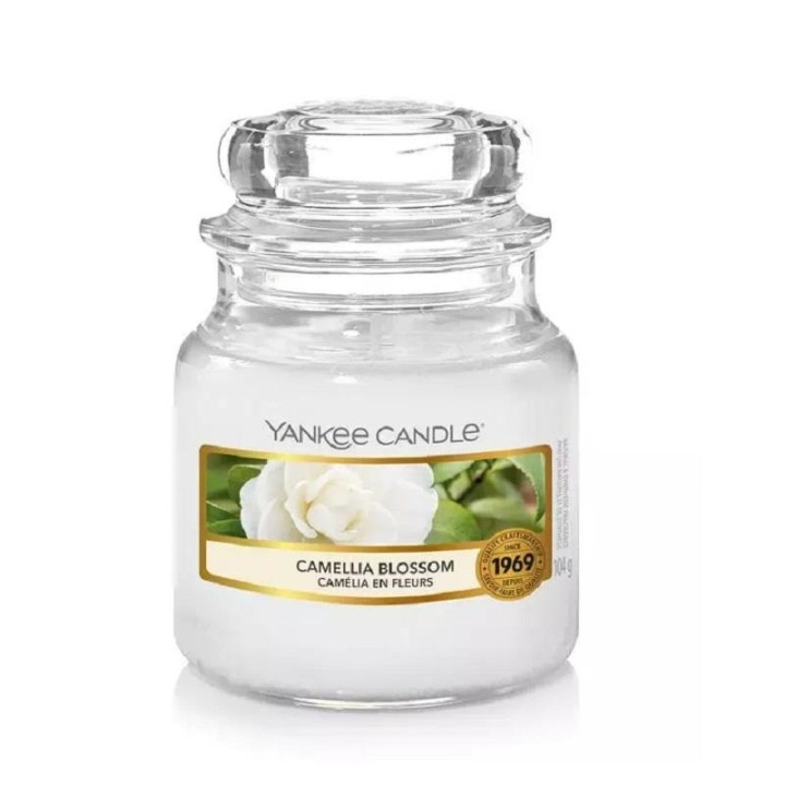 Yankee Candle Classic Small Jar Camellia Blossom 104g in de groep BEAUTY & HEALTH / Geuren & Parfum / Overige geuren / Geurkaarsen bij TP E-commerce Nordic AB (A13302)