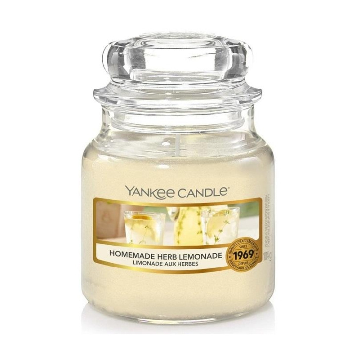 Yankee Candle Classic Small Jar Homemade Herb Lemonade 104g in de groep BEAUTY & HEALTH / Geuren & Parfum / Overige geuren / Geurkaarsen bij TP E-commerce Nordic AB (C00633)