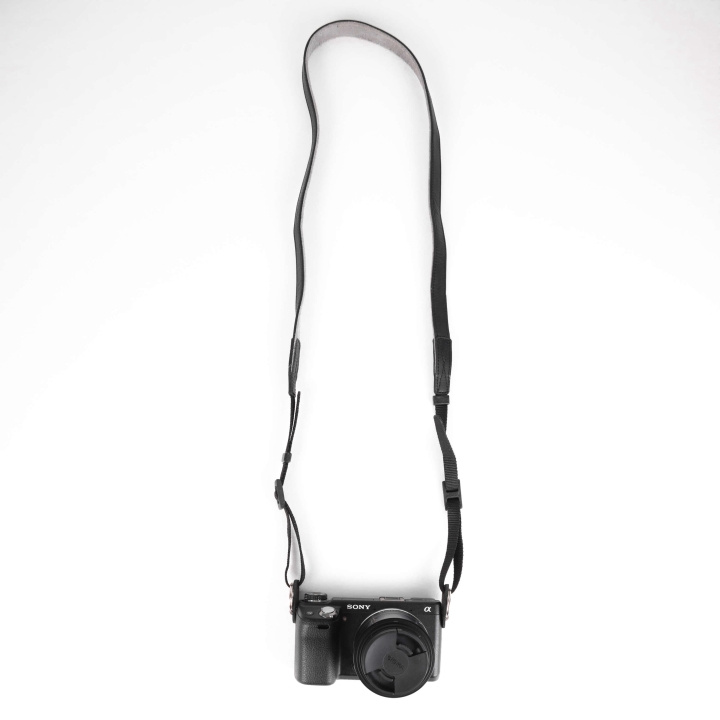 BUFFALO Camerastrap 16mm Classic Black Leather in de groep HOME ELECTRONICS / Foto & Video / Fotoapparatuur / Overige bij TP E-commerce Nordic AB (C01789)