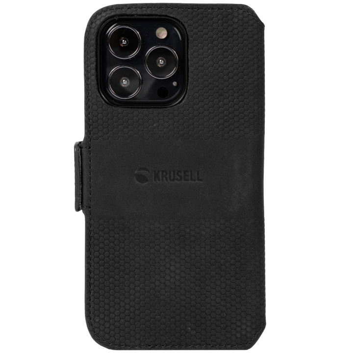 Krusell Leather Phone Wallet iPhone 13 Pro Svart in de groep SMARTPHONE & TABLETS / Mobielbescherming / Apple / iPhone 13 Pro / Wallet Case bij TP E-commerce Nordic AB (C08751)