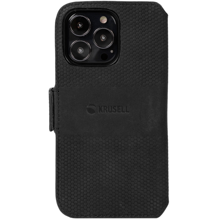 Krusell Leather Phone Wallet iPhone 13 Pro Max Svart in de groep SMARTPHONE & TABLETS / Mobielbescherming / Apple / iPhone 13 Pro Max / Wallet Case bij TP E-commerce Nordic AB (C08752)