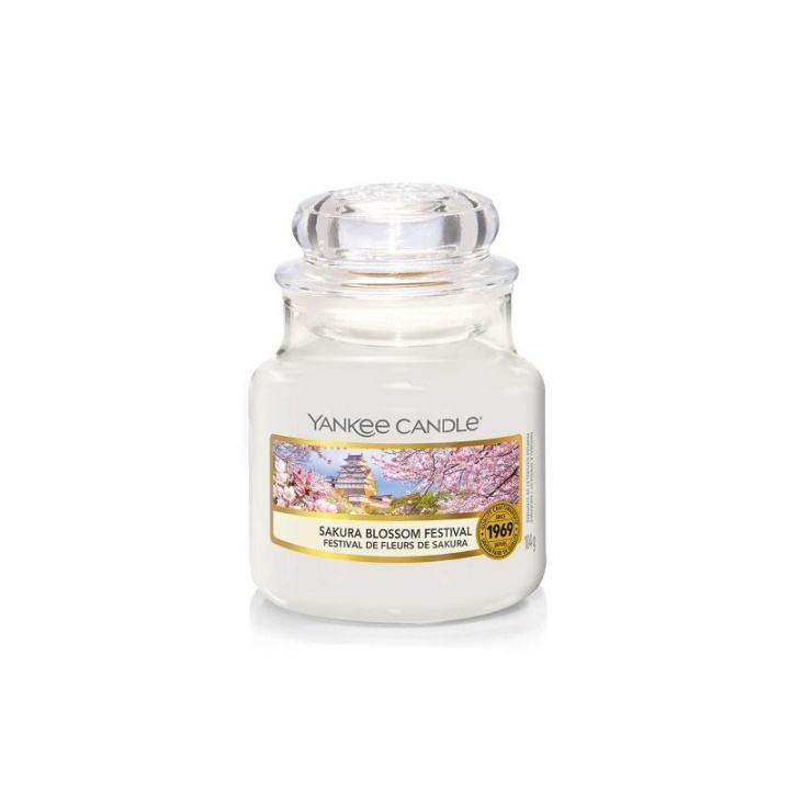 Yankee Candle Classic Small Jar Sakura Blossom Festival 104g in de groep BEAUTY & HEALTH / Geuren & Parfum / Overige geuren / Geurkaarsen bij TP E-commerce Nordic AB (C11191)