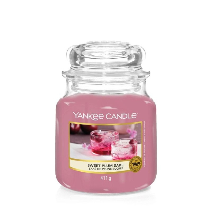 Yankee Candle Classic Medium Jar Sweet Plum Sake 411g in de groep BEAUTY & HEALTH / Geuren & Parfum / Overige geuren / Geurkaarsen bij TP E-commerce Nordic AB (C11196)