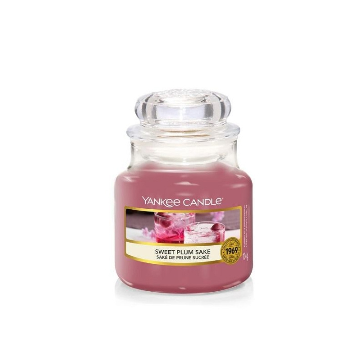 Yankee Candle Classic Small Jar Sweet Plum Sake 104g in de groep BEAUTY & HEALTH / Geuren & Parfum / Overige geuren / Geurkaarsen bij TP E-commerce Nordic AB (C11202)