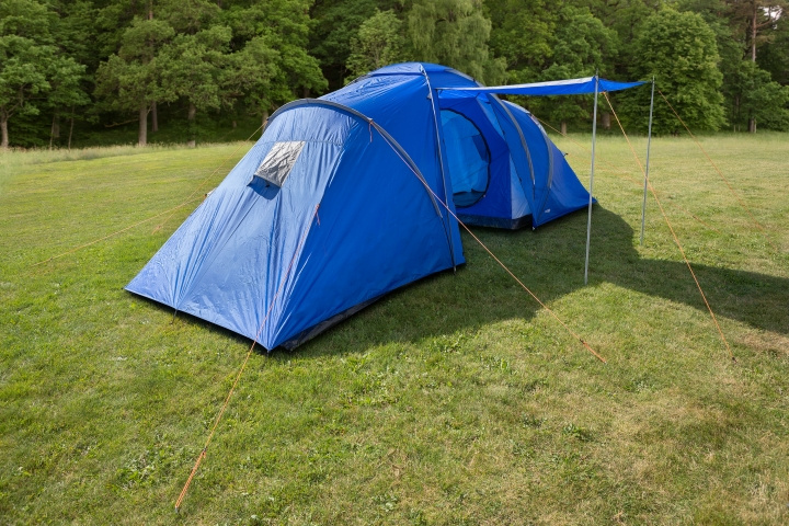 6-persoons gezinstent, (180 +200 + 180)x220 /190 cm, Blauw in de groep SPORT, VRIJE TIJD & HOBBY / Buitenrecreatie / Gadgets voor buitenrecreatie bij TP E-commerce Nordic AB (C24310)
