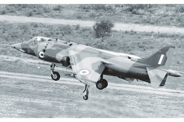 AIRFIX Hawker Siddeley Harrier GR.1/AV-8A in de groep SPORT, VRIJE TIJD & HOBBY / Hobby / Kunststof modellen / Vliegtuigen/helikopters bij TP E-commerce Nordic AB (C29624)