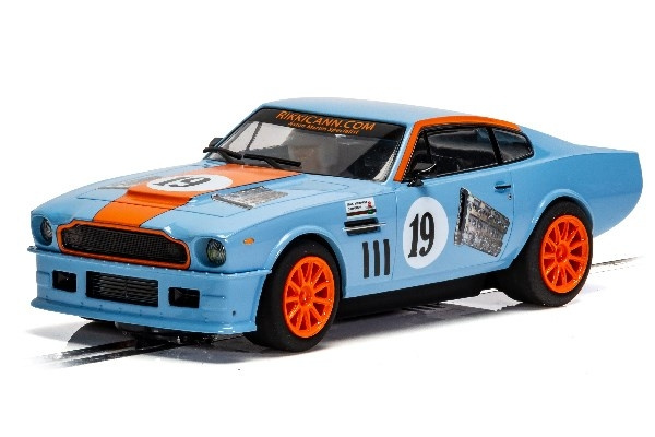 SCALEXTRIC Aston Martin V8 - Gulf Edition - Rikki Cann Racing in de groep SPEELGOED, KINDER- & BABYPRODUCTEN / Op afstand bestuurbaar / Autobanen / Auto\'s bij TP E-commerce Nordic AB (C29641)