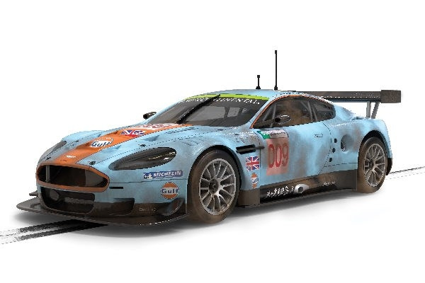 SCALEXTRIC Aston Martin DBR9 Gulf Edition ROFGO \'Dirty Girl\' in de groep SPEELGOED, KINDER- & BABYPRODUCTEN / Op afstand bestuurbaar / Autobanen / Auto\'s bij TP E-commerce Nordic AB (C29679)