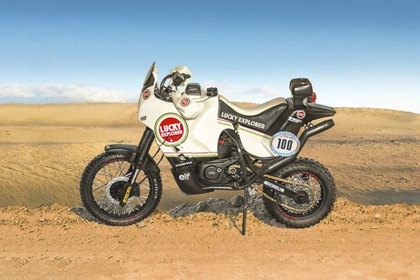 ITALERI 1:9 Cagiva \'\'Elephant\'\' 850 Paris-Dakar 1987 in de groep SPORT, VRIJE TIJD & HOBBY / Hobby / Kunststof modellen / Motorfietsen bij TP E-commerce Nordic AB (C29752)