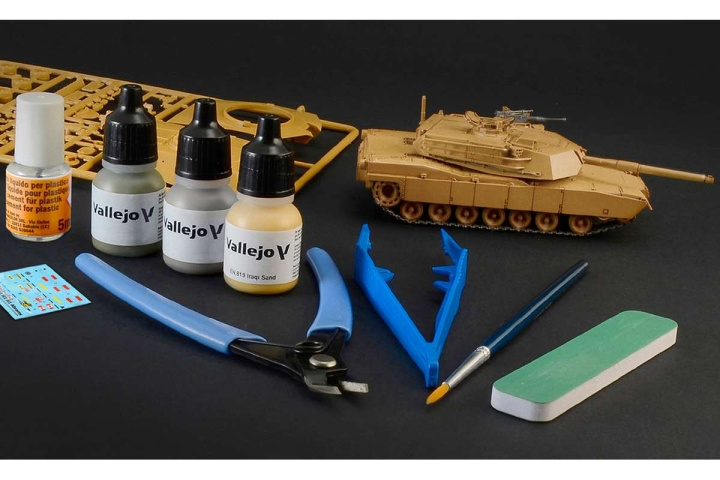 ITALERI 1:72 Complete modeling set M-1 Abrams in de groep SPORT, VRIJE TIJD & HOBBY / Hobby / Kunststof modellen / Militaire voertuigen (land) bij TP E-commerce Nordic AB (C29837)