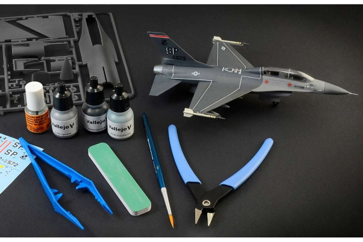 ITALERI 1:72 Complete modeling set F-16 C/D Night Falcon in de groep SPORT, VRIJE TIJD & HOBBY / Hobby / Kunststof modellen / Vliegtuigen/helikopters bij TP E-commerce Nordic AB (C29838)