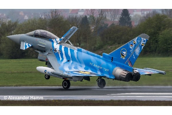 Revell Model Set Eurofighter Typhoon\'Bavarian Tiger 2021\' in de groep SPORT, VRIJE TIJD & HOBBY / Hobby / Kunststof modellen / Vliegtuigen/helikopters bij TP E-commerce Nordic AB (C30148)