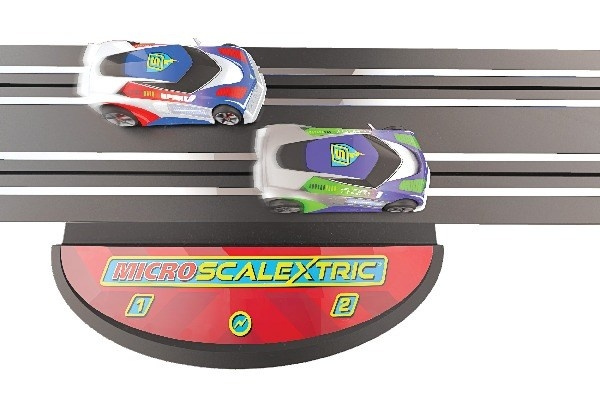Scalextric Micro Mains Powered Track Piece (UK) in de groep SPEELGOED, KINDER- & BABYPRODUCTEN / Op afstand bestuurbaar / Autobanen / Banen bij TP E-commerce Nordic AB (C30488)