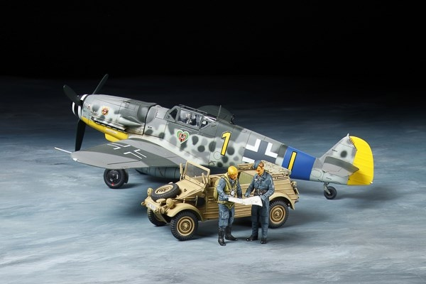 TAMIYA 1/48 Messerschmitt Bf109 G-6 & Kübelwagen Type 82 in de groep SPORT, VRIJE TIJD & HOBBY / Hobby / Kunststof modellen / Vliegtuigen/helikopters bij TP E-commerce Nordic AB (C31722)