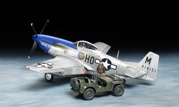 TAMIYA 1/48 North American P-51D MustangT & 1/4-ton 4x4 in de groep SPORT, VRIJE TIJD & HOBBY / Hobby / Kunststof modellen / Vliegtuigen/helikopters bij TP E-commerce Nordic AB (C31723)