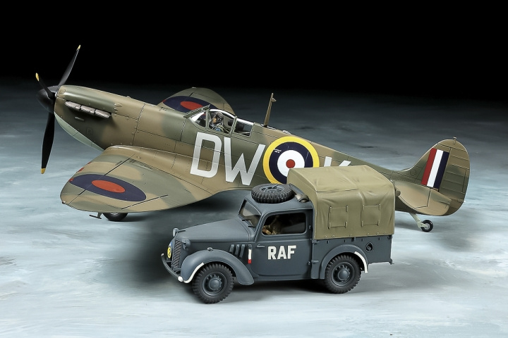 TAMIYA 1/48 Supermarine Spitfire Mk.I & Light Utility Car in de groep SPORT, VRIJE TIJD & HOBBY / Hobby / Kunststof modellen / Vliegtuigen/helikopters bij TP E-commerce Nordic AB (C31749)