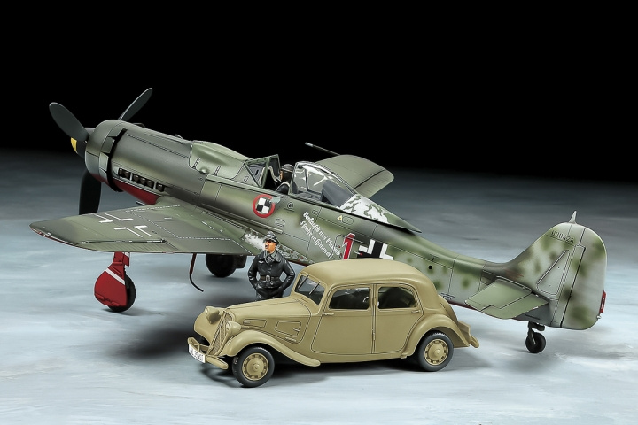 TAMIYA 1/48 Focke-Wulf Fw190 D-9 JV44 & Citroën Traction in de groep SPORT, VRIJE TIJD & HOBBY / Hobby / Kunststof modellen / Militaire voertuigen (land) bij TP E-commerce Nordic AB (C31751)