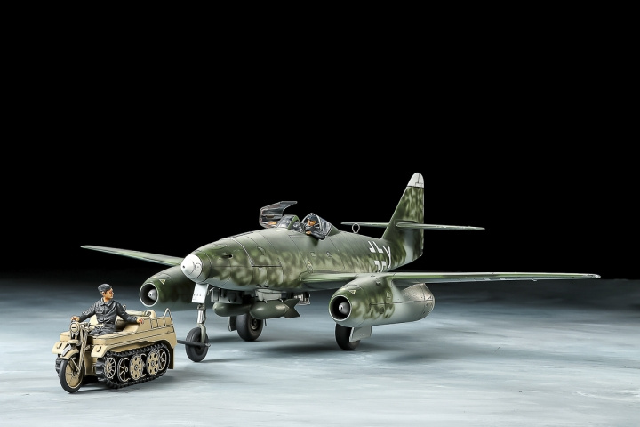 TAMIYA 1/48 Messerschmitt Me262 A-2a w/Kettenkraftrad in de groep SPORT, VRIJE TIJD & HOBBY / Hobby / Kunststof modellen / Vliegtuigen/helikopters bij TP E-commerce Nordic AB (C31761)