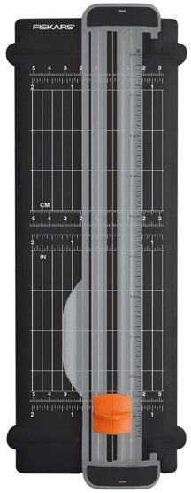 Fiskars A5 SureCut™ Titan-pappersskärare i återvunnet material, 22 cm. in de groep HUISHOUDEN & TUIN / Kantoormateriaal / Op het bureau bij TP E-commerce Nordic AB (C57621)