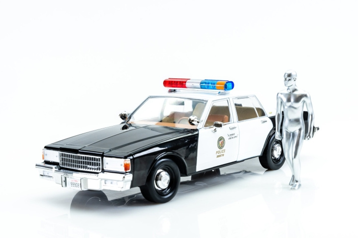Greenlight Collectibles - 1/18 Artisan Collection - Terminator 2 (1991) - 1987 Cheverolet Caprice met Android in de groep SPORT, VRIJE TIJD & HOBBY / Hobby / Kunststof modellen / Auto\'s bij TP E-commerce Nordic AB (D18863)