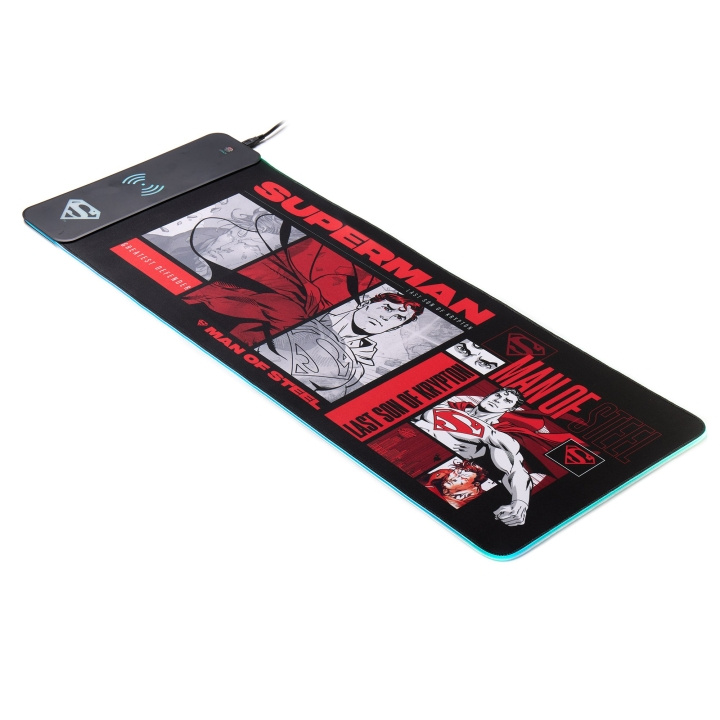 Numskull Superman - Grote game-mat & mobiele oplader in de groep COMPUTERS & RANDAPPARATUUR / GAMING / Gaming accessoires bij TP E-commerce Nordic AB (D20397)