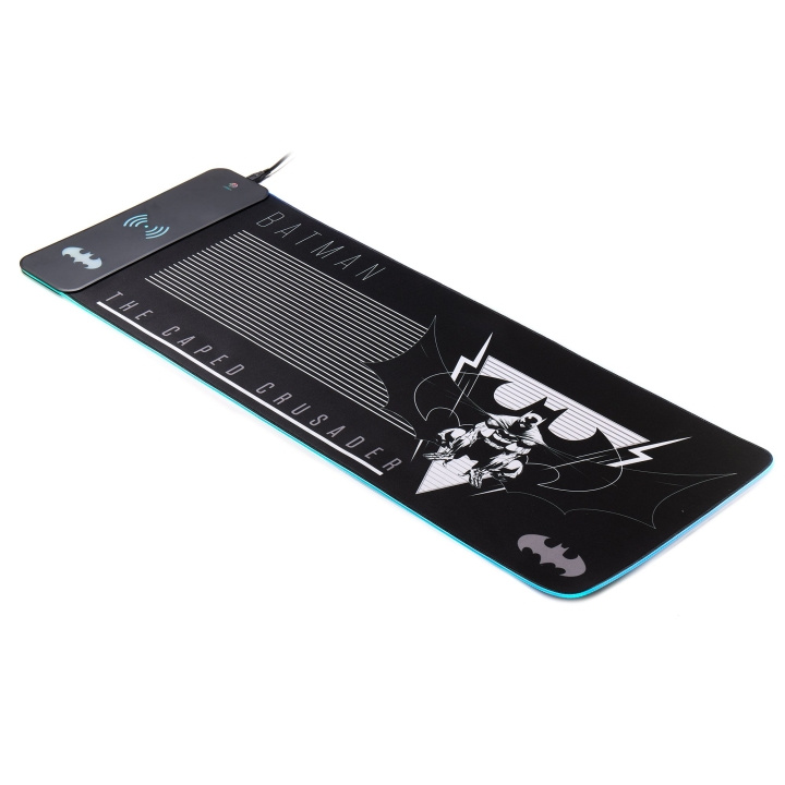 Numskull Batman - extra grote gamingmat & mobiele oplader in de groep COMPUTERS & RANDAPPARATUUR / GAMING / Muismat bij TP E-commerce Nordic AB (D20398)