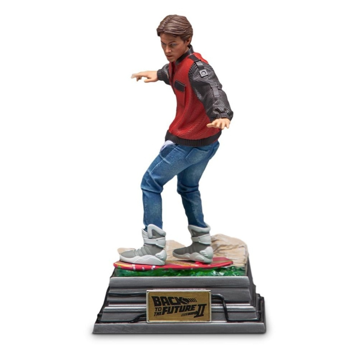 Back to the Future II - Marty McFly op Hoverboard Standbeeld Schaal 1/10 in de groep SPORT, VRIJE TIJD & HOBBY / Leuke dingen / Verzamelobjecten bij TP E-commerce Nordic AB (D20735)