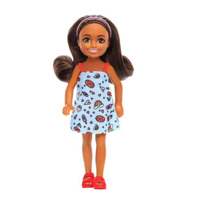 Barbie Chelsea pop, kleine pop - blauwe jurk met bruin haar en groene ogen (HXM97) in de groep SPEELGOED, KINDER- & BABYPRODUCTEN / Speelgoed / Docks & Accessoires bij TP E-commerce Nordic AB (D21951)