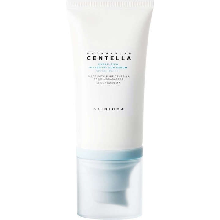 SKIN1004 Madagascar Centella Hyalu-Cica Water-Fit Sun Serum SPF50+PA++++ 50 ml in de groep BEAUTY & HEALTH / Huidsverzorging / Zonnebank / Zonnebescherming bij TP E-commerce Nordic AB (D23318)